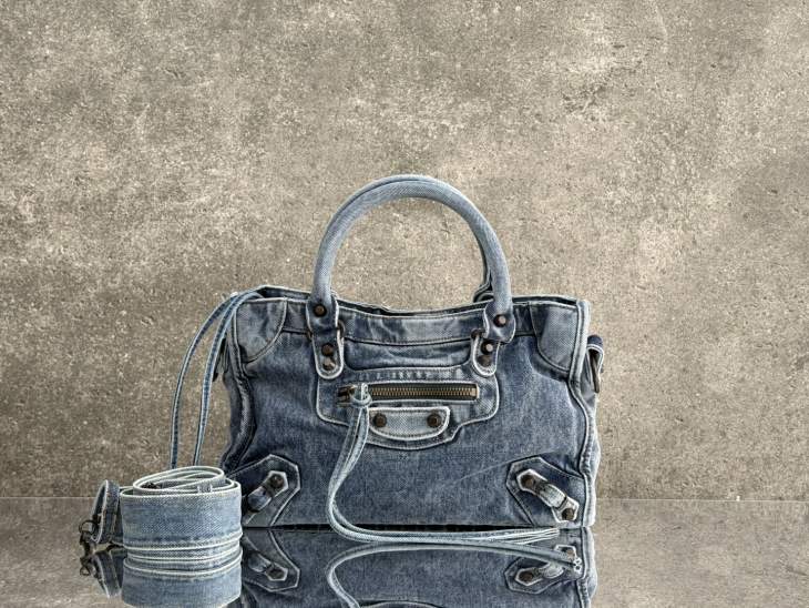 Picture of Balenciaga Handbags _SKUfw238760706fw